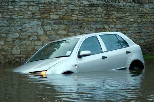 Tips to Escape from a Sinking Car