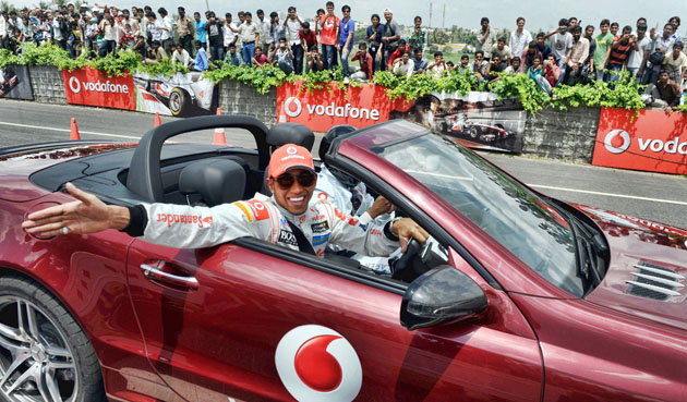 Hamilton spreads the F1 buzz in Bangalore