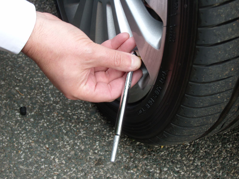 Checking tyre pressure
