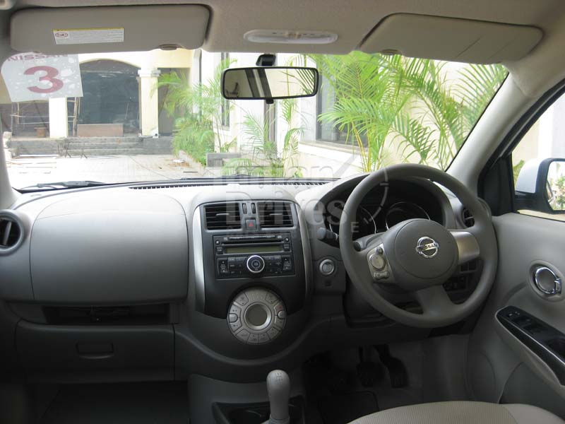 Nissan Sunny Diesel interior