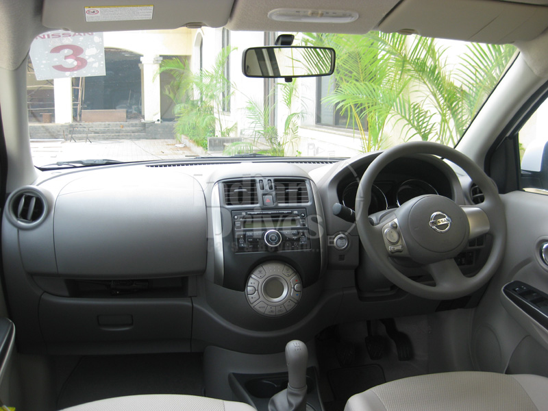 Nissan Sunny interior