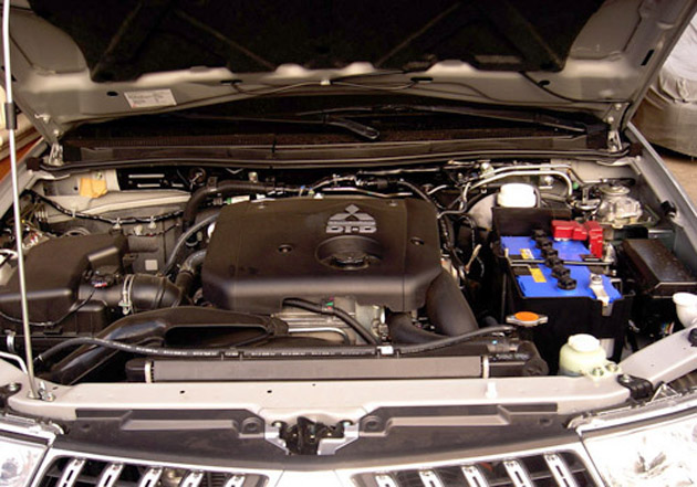 Mitsubishi Montero 2012 engine
