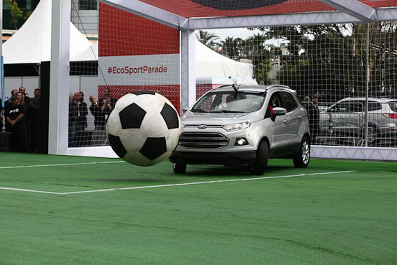 Ford EcoSport plays football with Robinho and Marcos