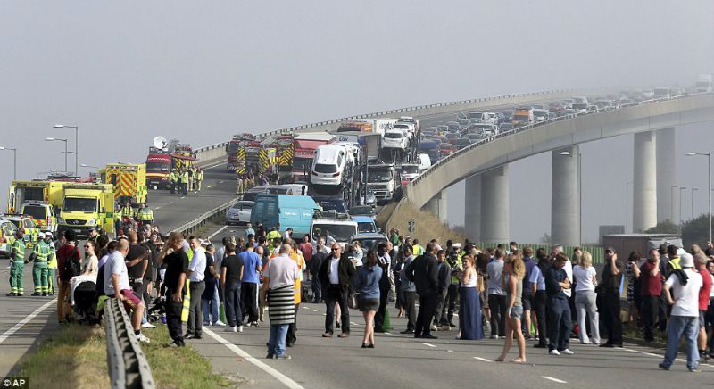 100 cars crashed during an accident in UK The biggest single accident in Britain's history due to fog