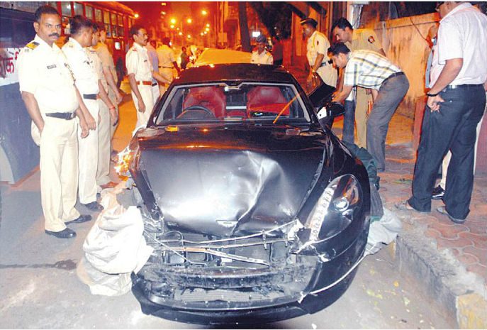Aston Martin Rapide worth Rs. 4.5 crore crashed during an accident in Mumbai