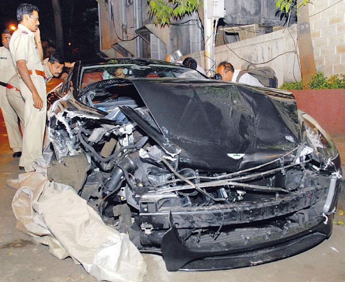 Aston Martin Rapide worth Rs. 4.5 crore crashed