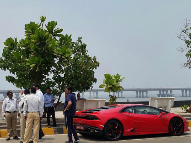 Arnab Goswami vs Lamborghini Huracan