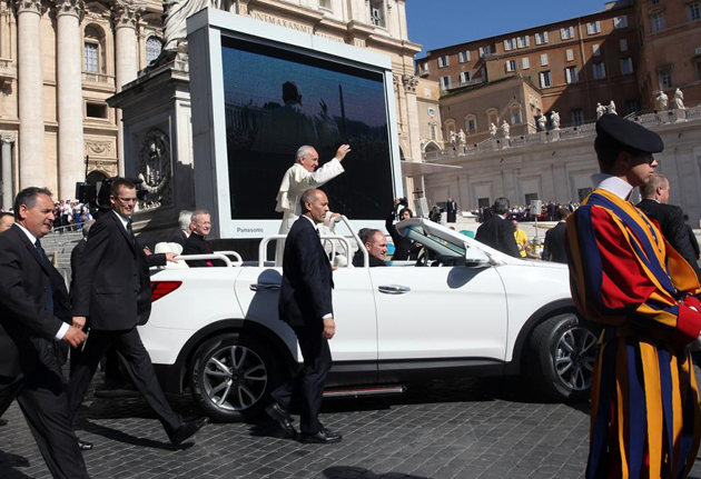 One-Off Hyundai Santa Fe Convertible Is The New Popemobile